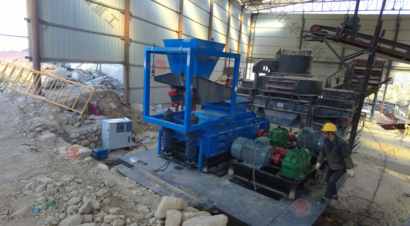 華盛銘1212型全液壓對輥制砂機一臺多少錢？