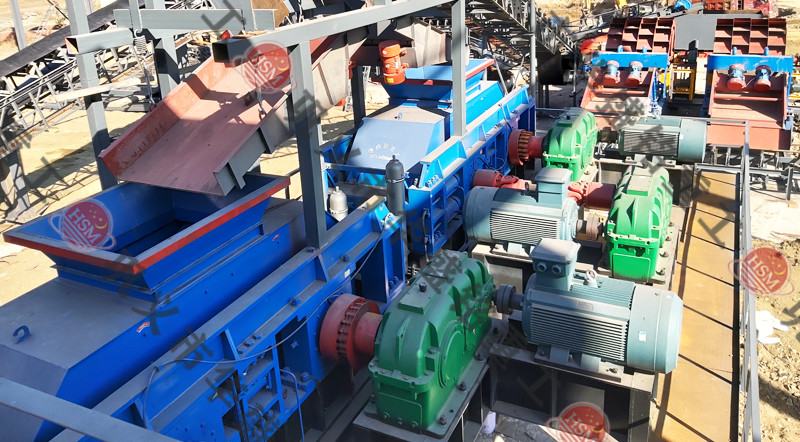 全自動液壓對輥制砂機安裝現場