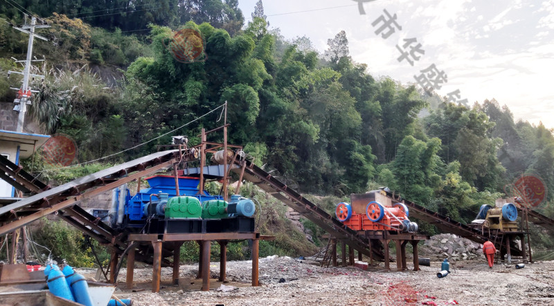 大型液壓對輥制砂機安裝現場