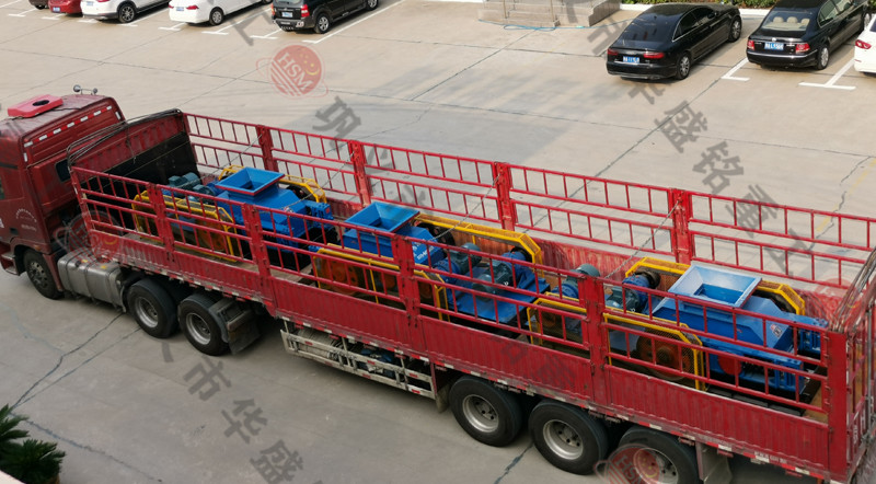 三臺750ⅹ500型對輥制砂機發往貴陽